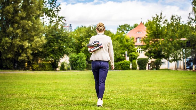 Young woman goes up to the Jena Sports Institute